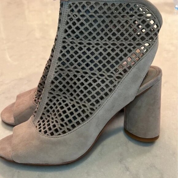 Vince Camuto Gerby Laser Perforated Chateau Suede Block Heel Bootie New - Picture 4 of 4